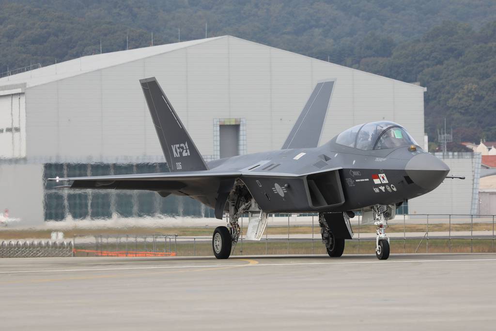 한국, KF-21 전투기 첫 배치 주문
