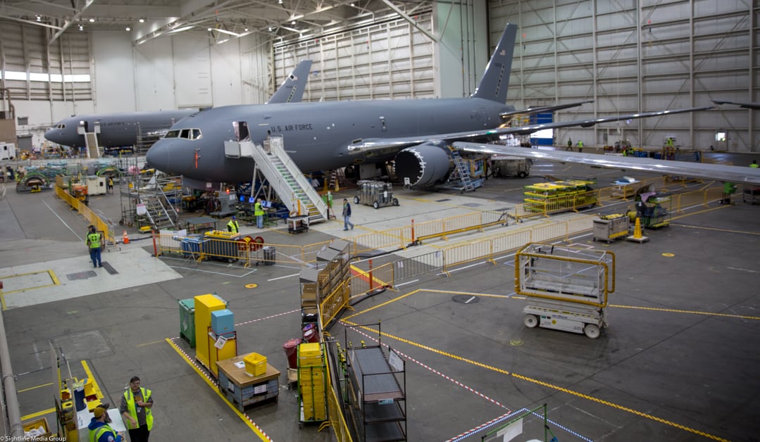 اخبار مترجمة :إضراب عمال شركة بوينج يؤثر على إنتاج طائرة KC-46